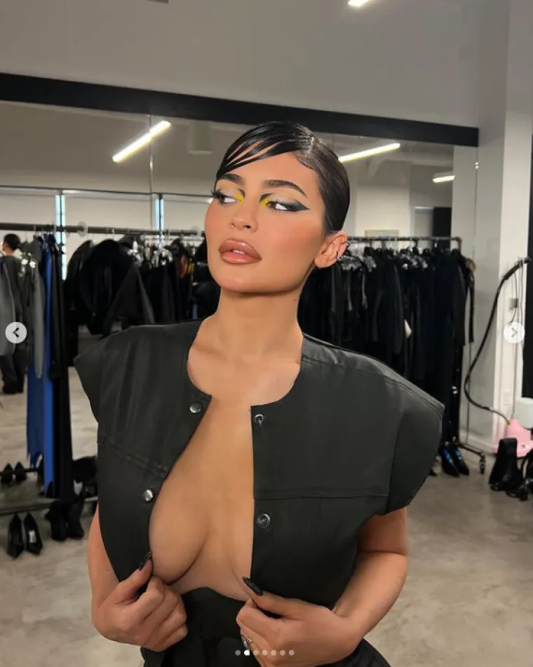 Što je ovo? Kylie Jenner kao da snima 18+ film! U nikad vrelijem izdanju izvija se na krevetu i izaziva grešne misli