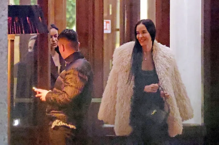 Marijana Vidović i Dragana Drača izlaze iz hotela u kojem živi Kyle Walker u Milanu. 