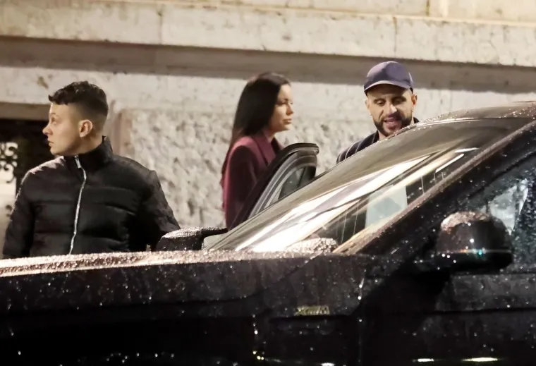 Kyle Walker i Marijana Vidović ulaze u automobil koji ih je odveo u jedan od milanskih klubova. 