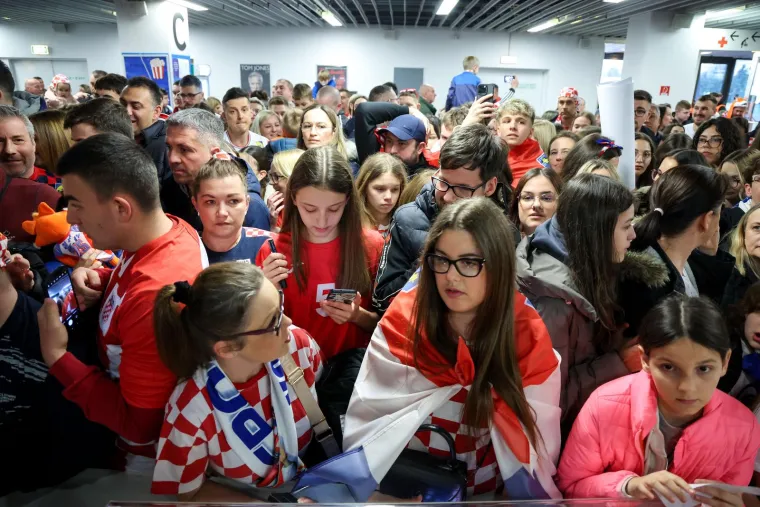 Svi su ludi za rukometnim legendama: Prava vojska obožavatelja nahrlila na Duvnjaka, Karačića i Pešića