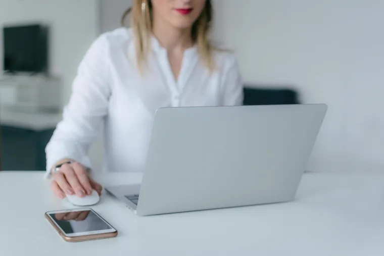 10. Budite oprezni na internetu: Provjerite postoji li simbol lokota pored adrese web stranice kako biste znali da je stranica sigurna prije nego što unesete osobne podatke ili podatke s kreditne kartice. Pobrinite se da u potpunosti vjerujete stranici prije nego što unesete podatke. Ako vam stranica nije poznata, provjerite koliko recenzija možete pronaći na internetu. Ako ste u dvoumici, izbjegavajte je.