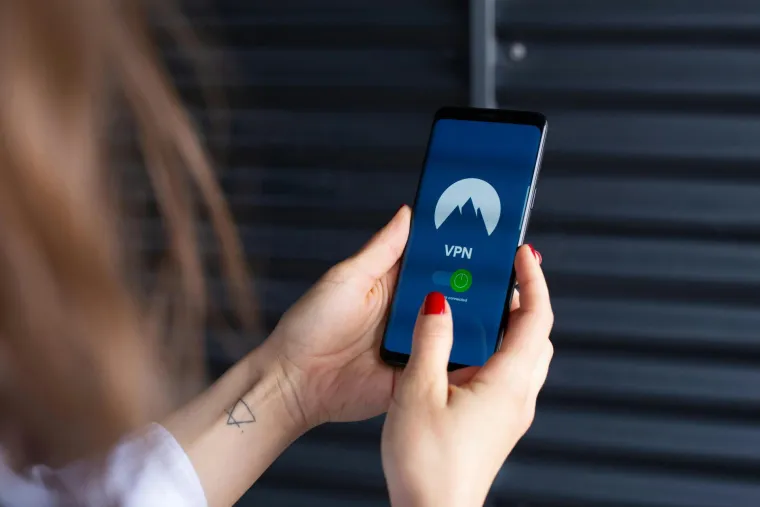 16. Koristite VPN: Virtualne privatne mreže (VPN) omogućuju sigurnu enkripciju podataka koji se razmjenjuju između vaših uređaja i interneta. To čini korištenje javnog Wi-Fi-ja sigurnijim jer skriva vašu online aktivnost, održavajući je privatnom.