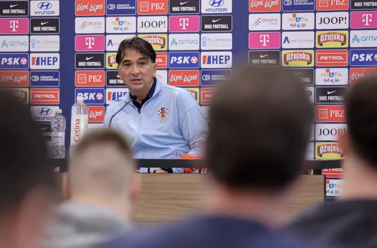 „Tijekom ponedjeljka ćemo se okupiti i očekujem da se svi pojave i budu na raspolaganju. S popisa je zbog ozljede otpao Luka Sučić i to je šteta. U utorak ćemo kroz trening krenuti s pripremama za Francusku, nemamo puno vremena. Svi naši igrači nisu u idealnoj formi, neki igraju više u svojim klubovima, neki manje. Drago mi je što se Perišić potpuno vratio i igra u jako dobroj formi. Dobro je i što su nam se vratila oba desna braniča, Stanišić i Juranović. Morat ćemo kombinirati“, dodao je Dalić te se upustio u dublju analizu Francuske.