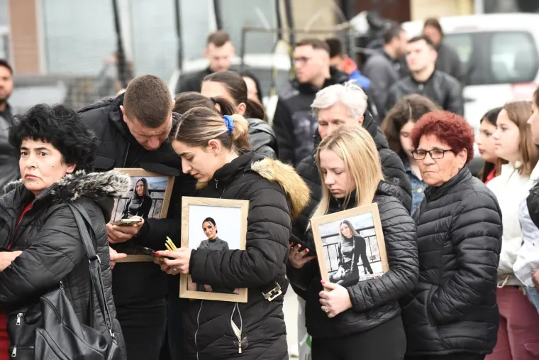 Potresni prizori: Suze, plač, bol i tuga - tisuće na ulicama traže pravdu