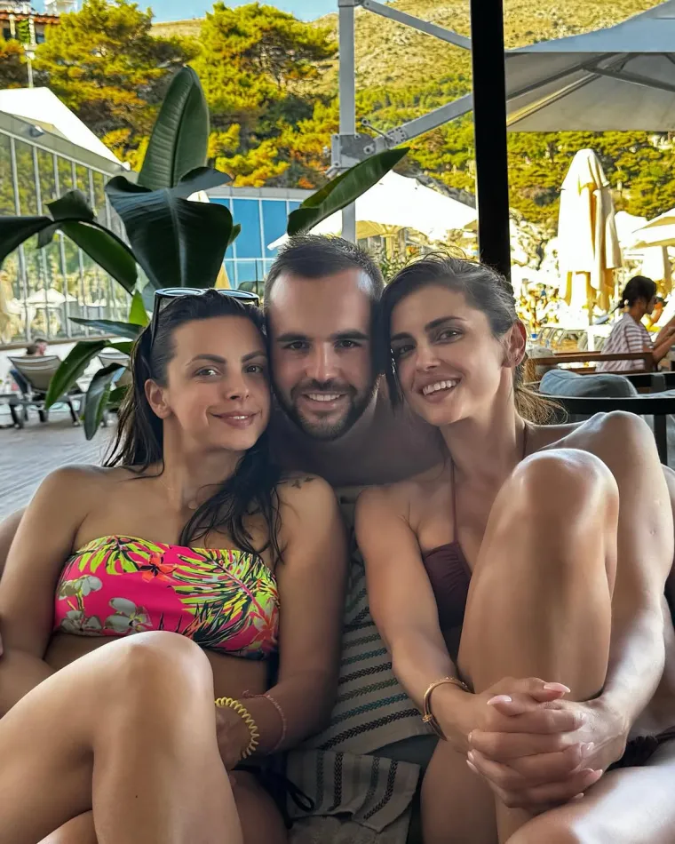 Amra Džeko u društvu svoje sestre i brata