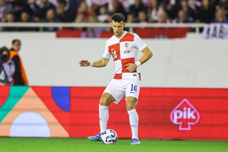 Ivan Perišić briljira za PSV Eindhoven i on je siguran u prvih 11, osim ako se ne dogodi neko iznenađenja, nešto na što nismo računali. Perija je u ovoj sezoni skupio 32 nastupa i zabio 9 golova uz 9 asistencija. Prije tri dana bio je strijelac za PSV u pobjedu protiv RKC Waalwijk  0-3. Samo pet puta je u PSV-u zaigrao na lijevom krilu, ali Dalić ga više voli vidjeti u Hrvatskoj na lijevoj strani. Nije isključeno niti da zaigra na desnoj. 