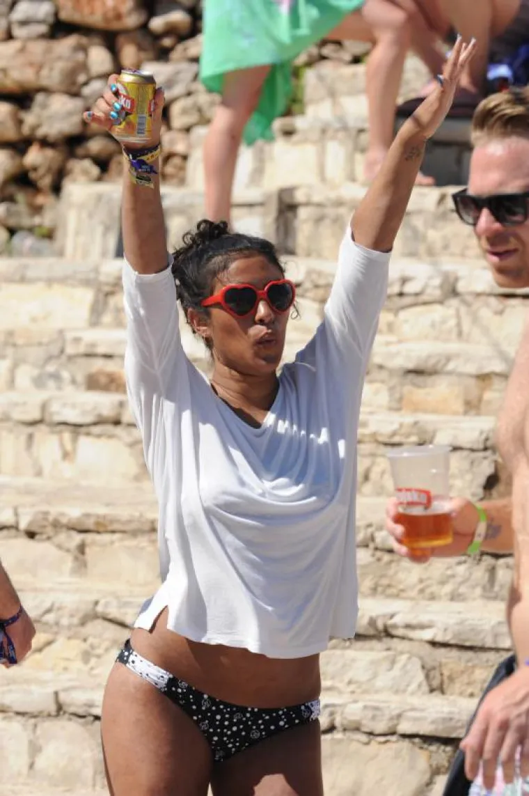 Ludi tulumi na plaži u Tisnom ne prestaju