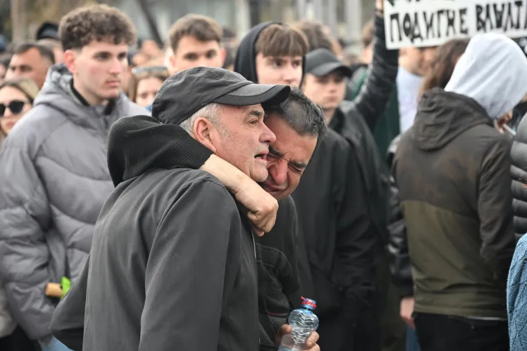 Prosvjednici su potom uništili i kafić za koji se vjeruje da je u vlasništvu vlasnika kluba, izvještavaju lokalni mediji.