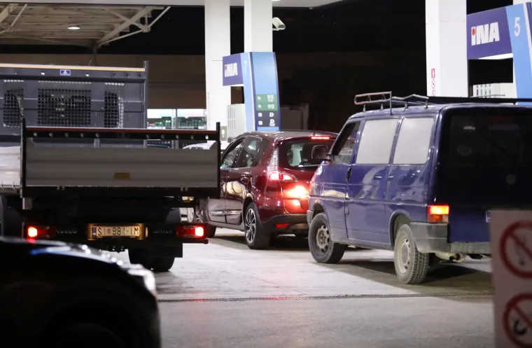Nakon krkljanca zbog Pelosi, sada ista stvar, ali zbog goriva: Ovako izgledaju benzinske pumpe diljem Hrvatske