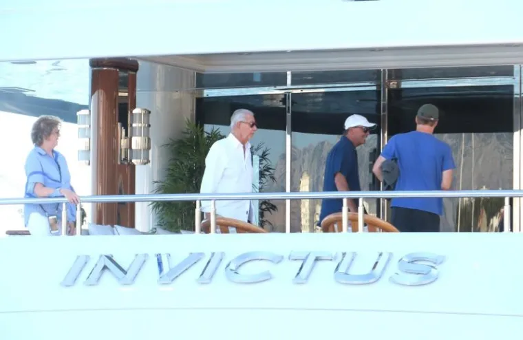 Američki milijarder Rick Caruso ljetuje na Hrvatskoj obali ploveći svojom jahtom 'Invictus'. Na ljetovanju su mu se pridružili sin sa snahom i prijatelji koji su u Splitu napustili brod te obišli grad. Bogatstvo Ricka Carusa, prema Forbesu, procijenjeno je na 3,8 milijardi dolara. Caruso je svoju karijeru započeo kao odvjetnik u tvrtki koja se bavila nekretninama, a 1990. odlučio je napustiti odvjetnički posao i u potpunosti se posvetiti nekretninama na kojima je i izgradio svoje bogatstvo.