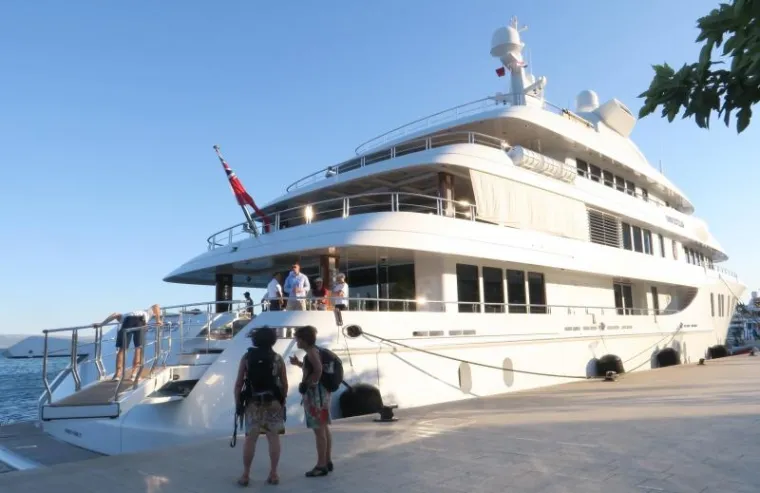 JOŠ JEDAN AMERIČKI BOGATAŠ DOPLOVIO U SPLIT: 3,8 milijardi težak Rick Caruso uživa na našem Jadranu
