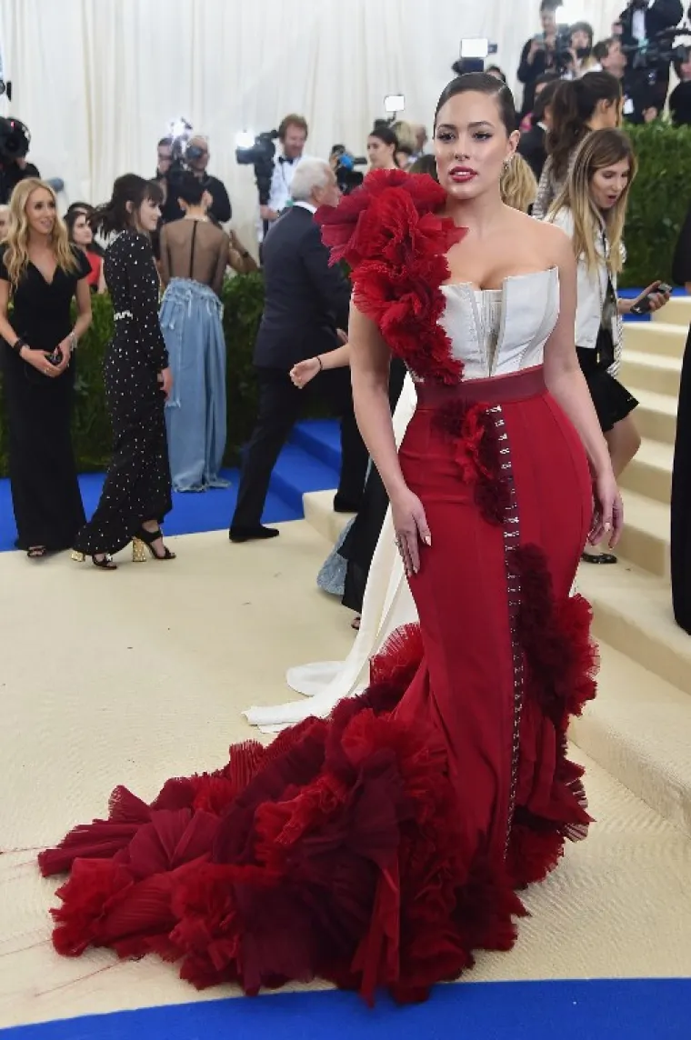 Ashley Graham - Plus size model Ashley nekoliko je puta pričala o tome koliko je problematično pronaći dizajnera koji je voljan dizajnirati haljinu za nju, pa je tako nedavno priznala kako se nije pojavila na Met Gali 2016. jer je ni jedan dizajner nije htio obući. "Nisam mogla pronaći dizajnera, a nisam se baš mogla pojaviti u trapericama i kratkoj majici", ispričala je Ashley.