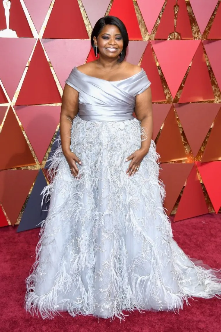 Octavia Spencer - Slavna oskarovka progovorila je o tome koliko joj je komplicirano bilo pronaći dizajnera koji bi joj ponudio svoju haljinu za dodjelu Zlatnih globusa 2012. godine, iako je tada bila nominirana i vrlo vjerojatna osvajačica jednog. "Ja sam niska, bucmasta djevojka. Za mene je dosta teško naći haljinu za ovakve prilike. Ogroman je pritisak, moram vam priznati. Ni jedan dizajner mi se neće sam ponuditi", tvrdi.