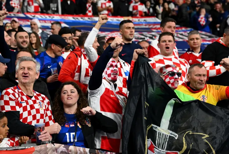 Pjesma hrvatskih navijača čula se cijeli dan u Parizu. 