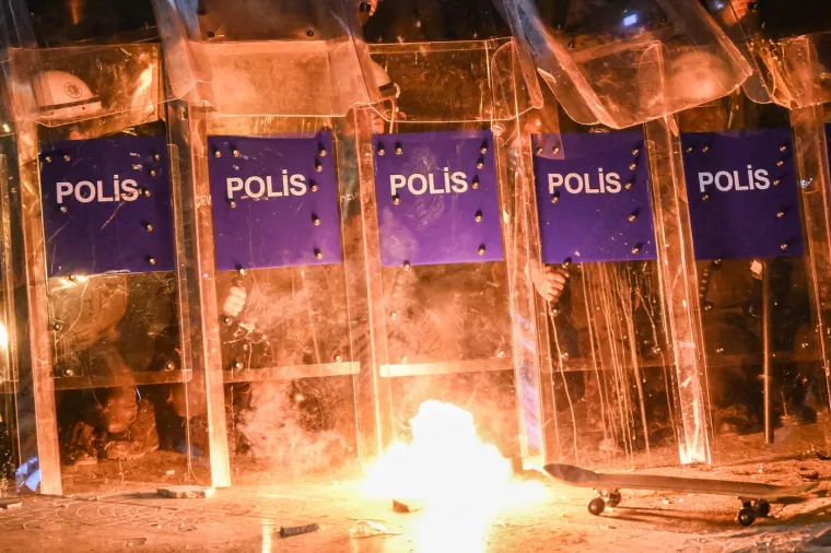 Gumenim mecima i suzavcem na prosvjednike: Pogledajte kakav je kaos zavladao gradom