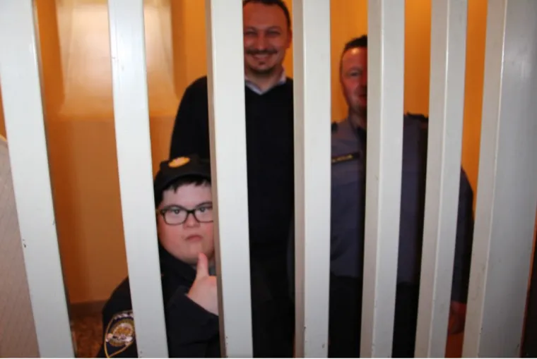 Ostvarili san mladiću s Downovim sindromom: Na jedan dan postao je načelnik policijske postaje