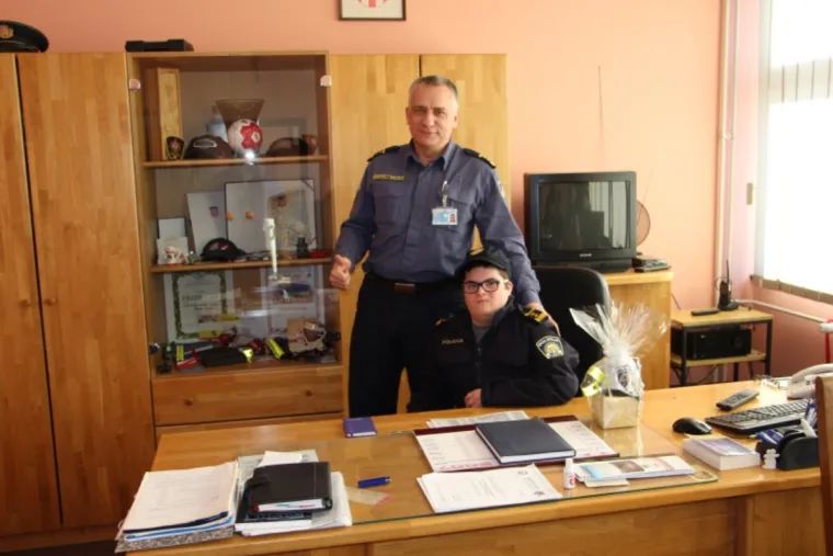 Ostvarili san mladiću s Downovim sindromom: Na jedan dan postao je načelnik policijske postaje