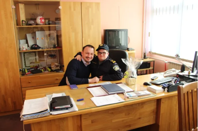 Ostvarili san mladiću s Downovim sindromom: Na jedan dan postao je načelnik policijske postaje