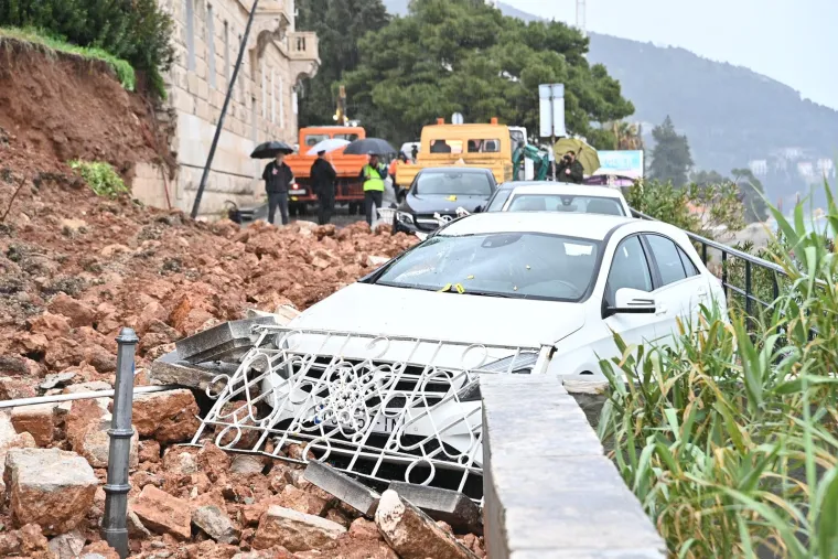 Auti ostali zatrpani nakon odrona zida kuće u Dubrovniku, evo kako je to jutros izgledalo
