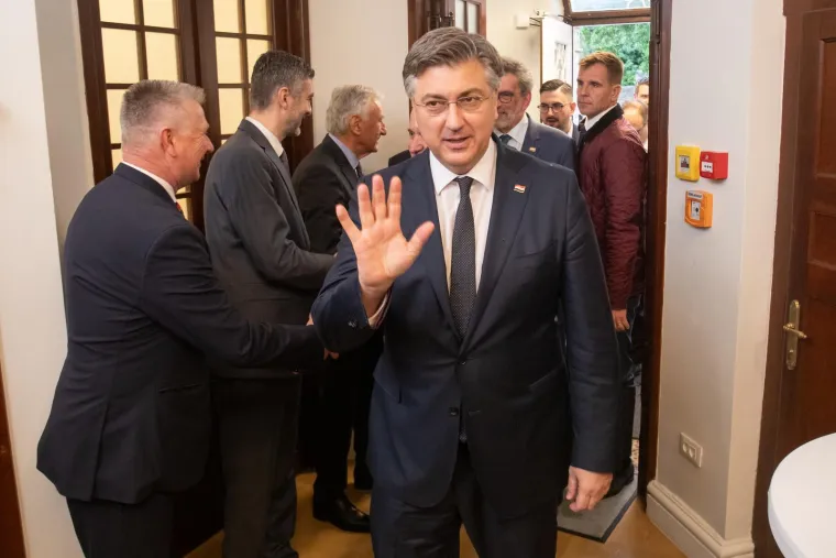 Ni nevrijeme mu ne može ništa: Pogledajte Plenkovićev đir po jugu Hrvatske