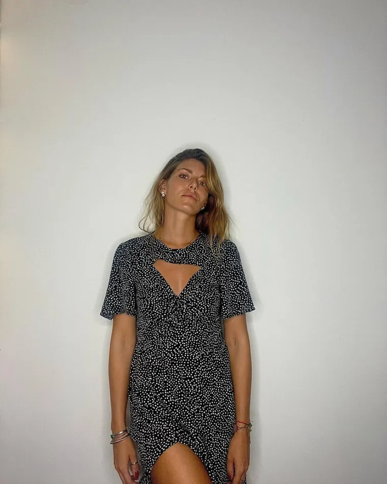 &quot;Završili smo casting i zajedno krenuli kući, bilo je ljeto i 40 stupnjeva. Prošetali smo pa sjeli na piće, a ja stalno razmišljam zašto toliko hodamo. Zaista nije bilo flerta. Rastali smo se kod Brankovog mosta i već mi je bilo neugodno što sam toliko šetali. Samo sam se mami povjerila, a nisam ni znala da mi se sviđa. Tada sam mu se svidjela. Prvi put smo se poljubili na Novom Beogradu, a on me zaprosio na moru. Mislili smo da vjenčanje neće nadmašiti zaruke&quot;, rekla je Tamara ranije u emisiji &quot;Balkanskom ulicom&quot;.