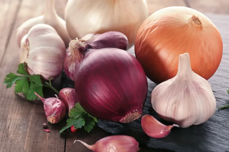 17. Povrće iz obitelji allium: To su luk, češnjak, poriluk, vlasac i mladi luk. Bogati su organosumpornim spojevima za koje znanstvenici vjeruju da mogu spriječiti upalu krvnih žila i inhibirati zgrušavanje trombocita u krvi.
