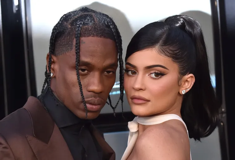 Jenner je vezu sa Scottom započela nakon prekida dugogodišnje veze s reperom Tygom, a snimljeni su na glazbenom festivalu Coachella u travnju 2017. kako se drže za ruke.