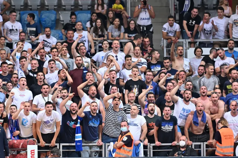 Ludnica u Zadru: Ulice 'gorile', orila se pjesma navijača! U dvorani umjesto najavljenih 600, nekoliko tisuća navijača