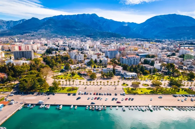 19. Bar, Crna Gora (4,6): Najveći grad i luka na crnogorskoj obali, uživa u gotovo 270 sunčanih dana godišnje, zbog čega ga se smatra jednim od najsunčanijih mjesta južne Europe. S dugim i toplim ljetima, grad je postao omiljena turistička destinacija, a među njegovim znamenitostima ističe se dvorac kralja Nikole, izgrađen 1885. godine uz obalu. U kompleksu se nalazi park bogat mediteranskim i egzotičnim biljem. Iako većina grada služi kao lučko pristanište i nema prirodnih plaža, Crvena plaža je omiljeno kupalište za posjetitelje.