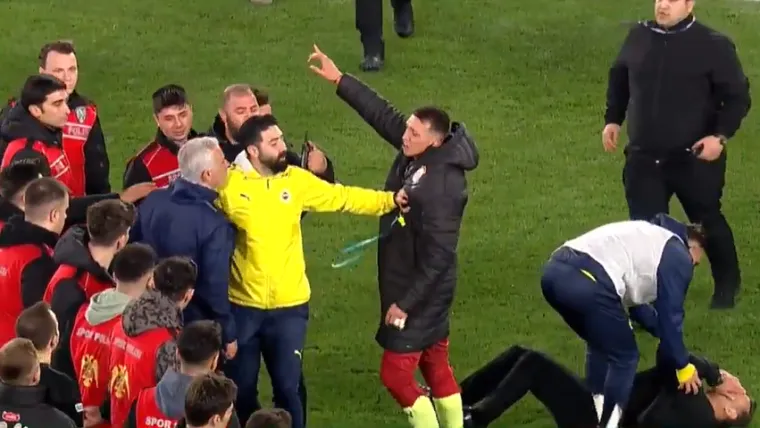 Ipak tu nije došlo do naguravnja. Poznavajući kako diše Portugalac igrači Galatasarayja samo su potjerali Mourinha da se ohladi u svlačionici.