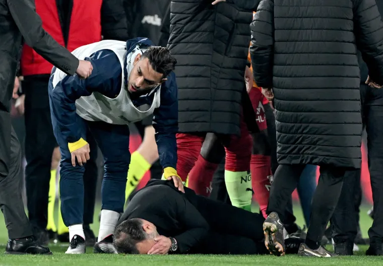 Koliko god se Buruk teatralno bacao Mourinhov potez je za svaku osudu. No Portugalac jednsotavno ne može protiv emocija