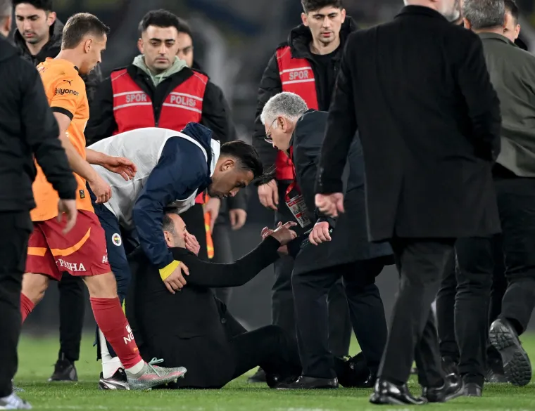 Potpuni kaos u Turskoj: Mourinho udario kolegu po nosu, klupa podivljala, sudac potezao crvene kao lud
