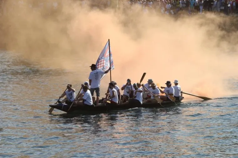 Maraton lađa, 20. jubilarni po redu, počeo je u subotu ispod mosta u Metkoviću gdje je plotunom kuburaške skupine označen start 30 posada.