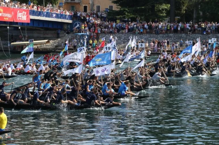 Na brodu koji prati Maraton lađa od Metkovića do Ploča su, osim Jandrokovića i Granića, i zagrebački gradonačelnik Milan Bandić, župan dubrovačko-neretvanski Nikola Dobroslavić, župan primorsko-goranski Zlatko Komadina, HDZ-ov saborski zastupnik Branko Bačić te Mostovi saborski zastupnici Miro Bulj i Nikola Grmoja.
Pobjedniku Maratona lađa večeras će u Pločama biti uručen veliki prijelazni Domagojev štit, te mali štit u trajno vlasništvo.