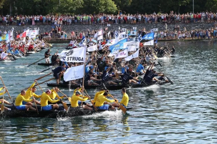[FOTO] SPEKTAKL NA NERETVI: Na tradicionalnom Maratonu lađa slavila ekipa Gusara iz Komina