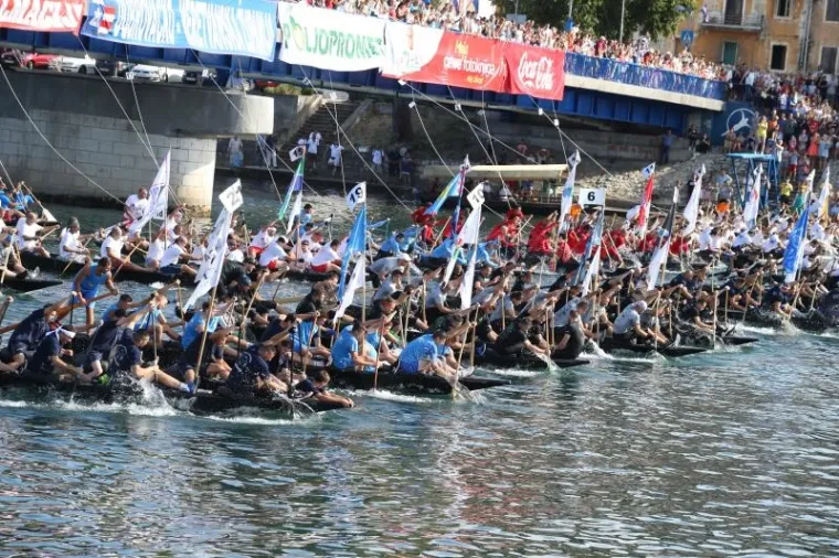 [FOTO] SPEKTAKL NA NERETVI: Na tradicionalnom Maratonu lađa slavila ekipa Gusara iz Komina