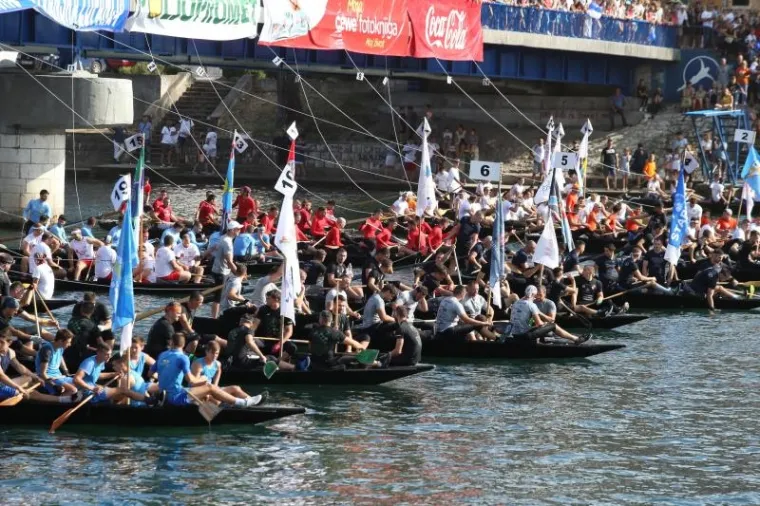 [FOTO] SPEKTAKL NA NERETVI: Na tradicionalnom Maratonu lađa slavila ekipa Gusara iz Komina