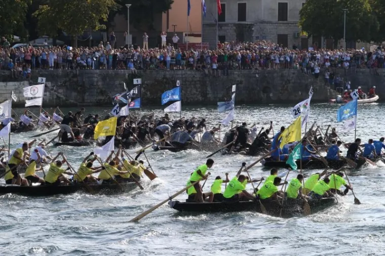 [FOTO] SPEKTAKL NA NERETVI: Na tradicionalnom Maratonu lađa slavila ekipa Gusara iz Komina