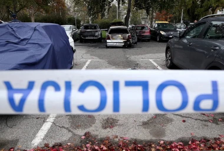 Jutro nakon besane noći: Zabrinuti susjedi okružili su olupine izgorjelih auta, a najviše je stradao Mercedes