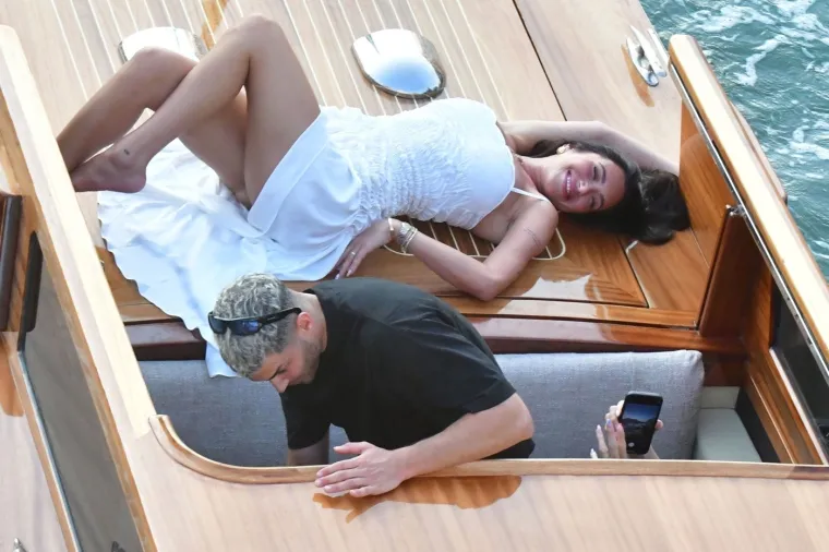 Ovako izgledaju 'photoshootinzi' slavnih Kardashianki: Kylie u ulozi fotografa, a glamura ni za lijek
