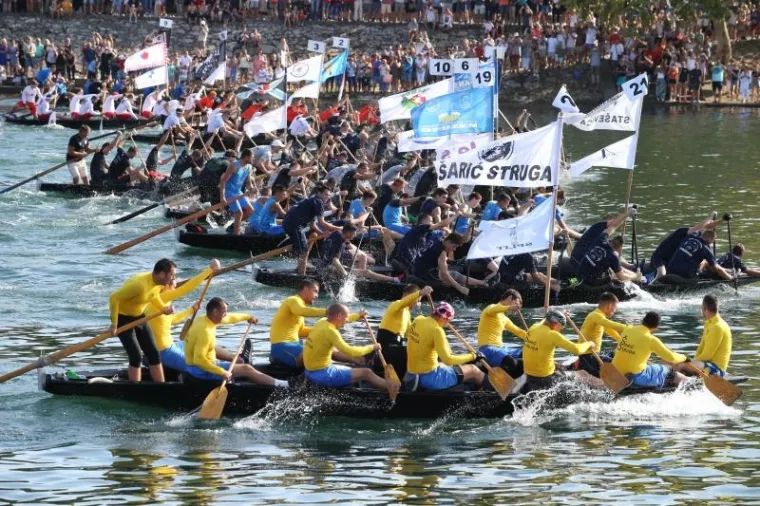 [FOTO] SPEKTAKL NA NERETVI: Na tradicionalnom Maratonu lađa slavila ekipa Gusara iz Komina