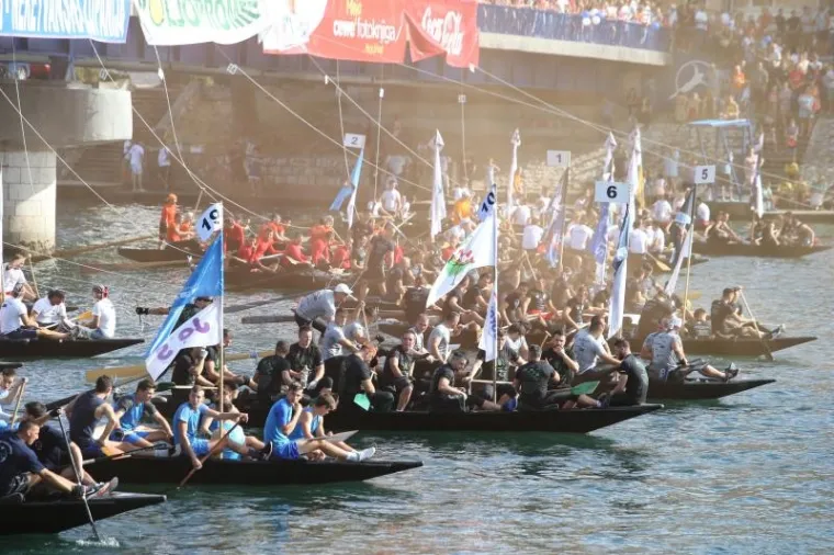 [FOTO] SPEKTAKL NA NERETVI: Na tradicionalnom Maratonu lađa slavila ekipa Gusara iz Komina