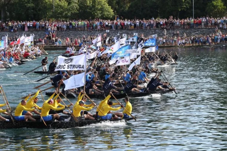 [FOTO] SPEKTAKL NA NERETVI: Na tradicionalnom Maratonu lađa slavila ekipa Gusara iz Komina