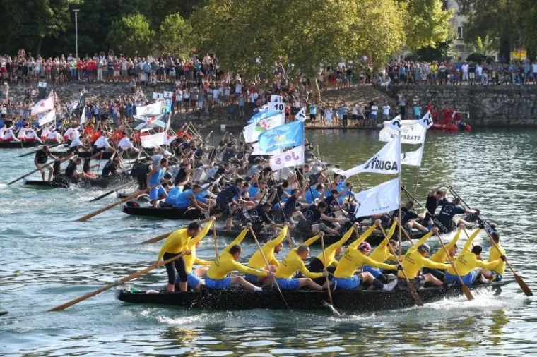 [FOTO] SPEKTAKL NA NERETVI: Na tradicionalnom Maratonu lađa slavila ekipa Gusara iz Komina