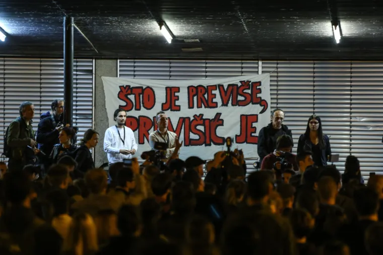 Dekan Filozofskog zaključao vrata fakulteta pa je plenum održan ispred zgrade