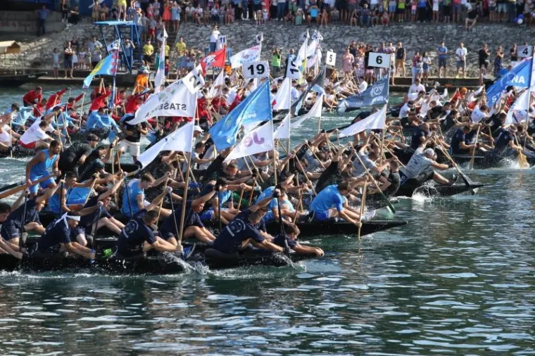[FOTO] SPEKTAKL NA NERETVI: Na tradicionalnom Maratonu lađa slavila ekipa Gusara iz Komina