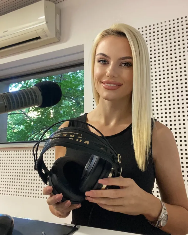 U ljeto 2023. započela je novo poglavlje karijere prelaskom na Radio Mix, gdje vodi emisije i zabavlja slušatelje.