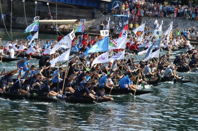 [FOTO] SPEKTAKL NA NERETVI: Na tradicionalnom Maratonu lađa slavila ekipa Gusara iz Komina