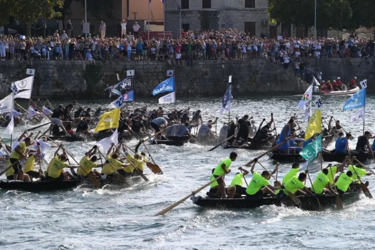 [FOTO] SPEKTAKL NA NERETVI: Na tradicionalnom Maratonu lađa slavila ekipa Gusara iz Komina