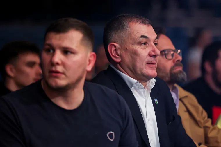 Ivica Lovrić na Golden Fight 8. On je gradski zastupnik i predsjednik stranke Plavi grad. Kandidat je za gradonačelnika grada Zagreba na prijedstojećim lokalnim izborima. 